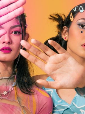 2 girls dressed in 2000s fashion